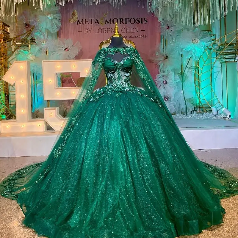 

Lorencia Emerald Green Shiny Quinceanera Dress Ball Gown Sequins Applique Lace With Cape Sweet 15 16 Vestidos De XV Anos YQD399