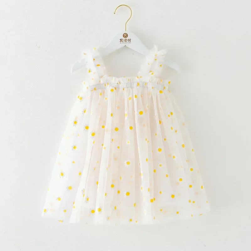 white dress daisy