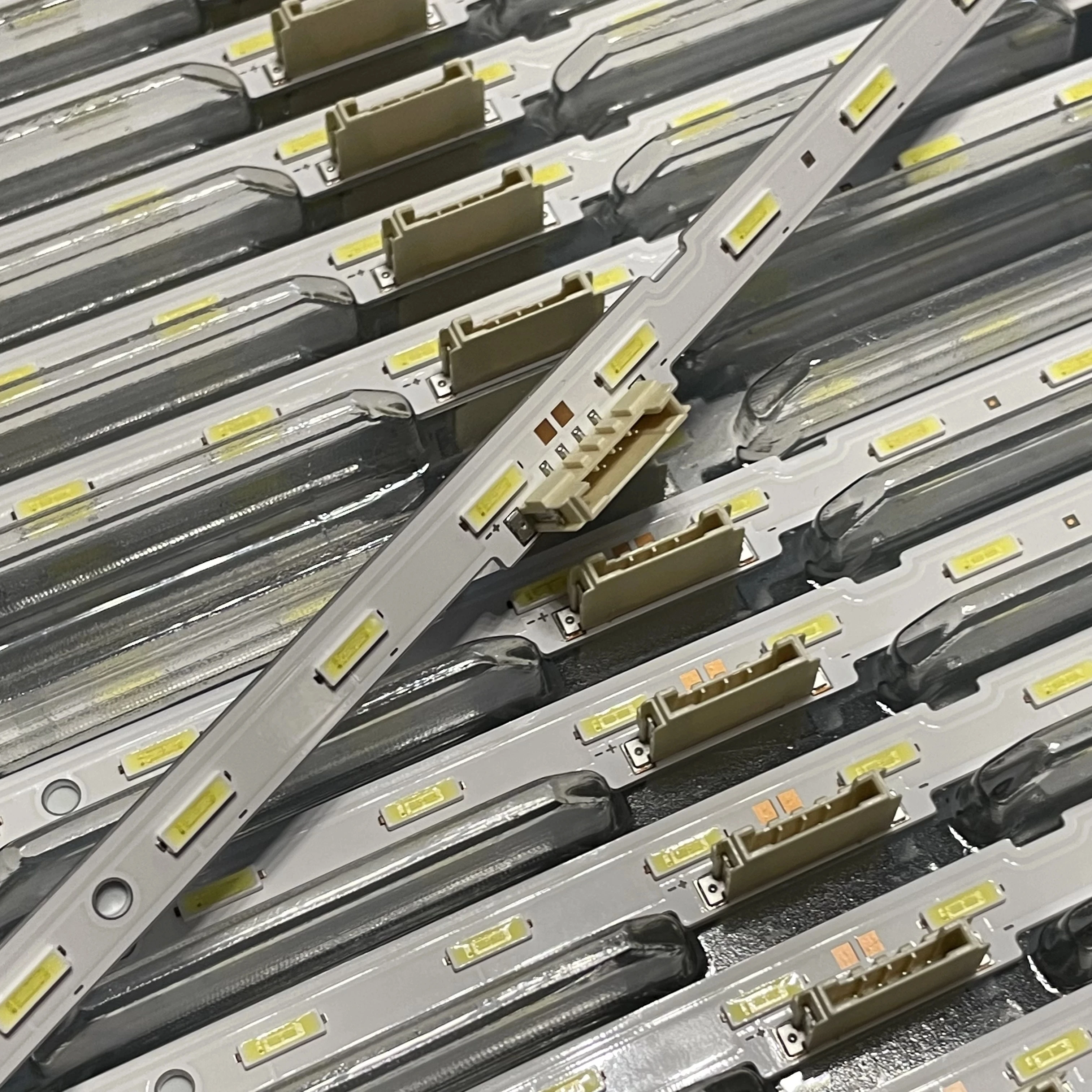 새로운 30PCS LED 스트립 28램프 V8N1-430SM0-R0 BN61-15482A UE43RU7100 UE43RU7102 UE43RU7105 UE43RU7170 UE43RU7172U UE43RU7400