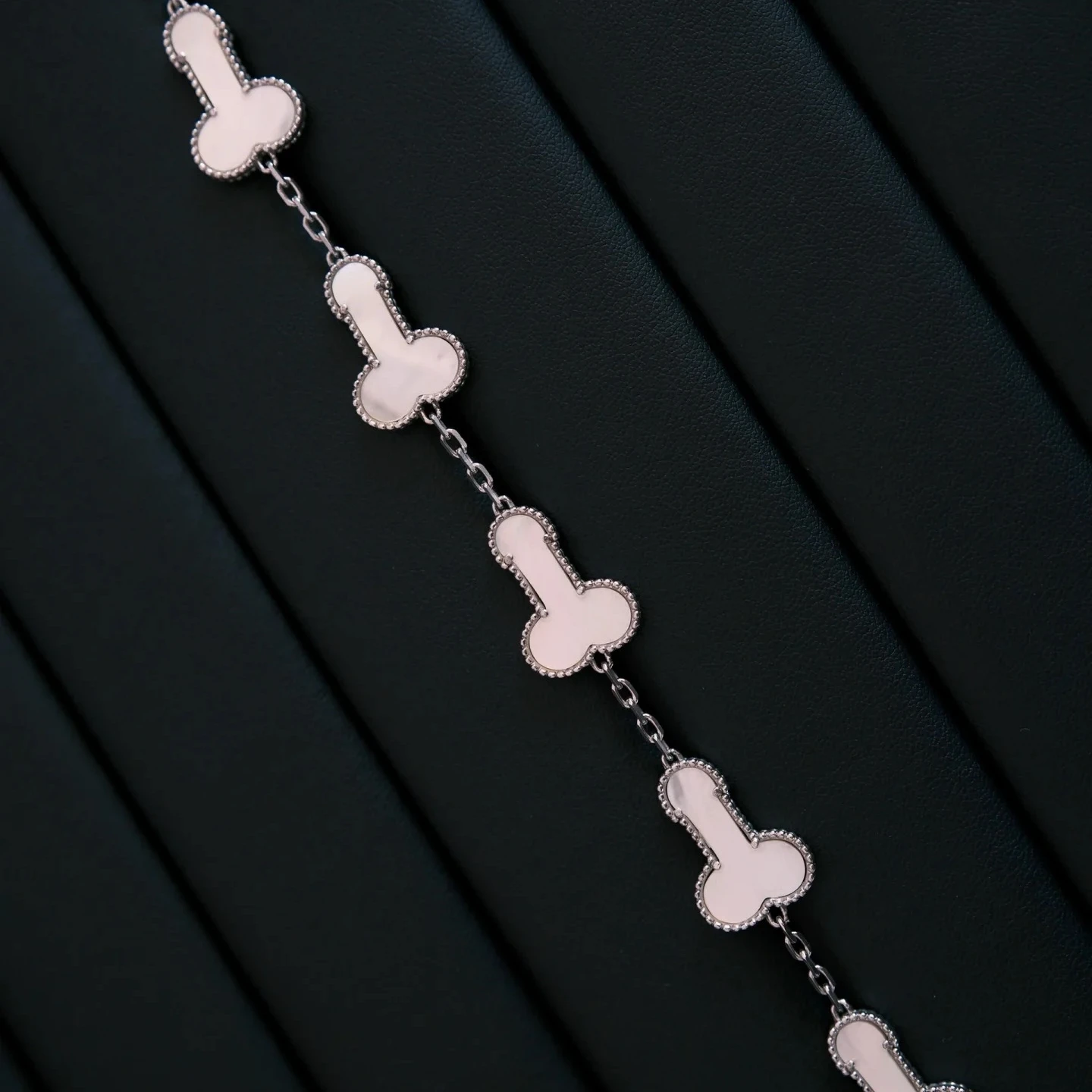 Luxuriöses Hip-Hop-Punk-Armband aus Titanstahl mit Genital-Motiv für Männer und Frauen, Y2K-Accessoires. – Detail 11