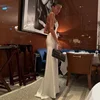Robe de soirée dos nu en satin uni pour femme, blanche, col en V, sans manches, avec fente et bretelles, collection été 2026, robes de cérémonie pour femme