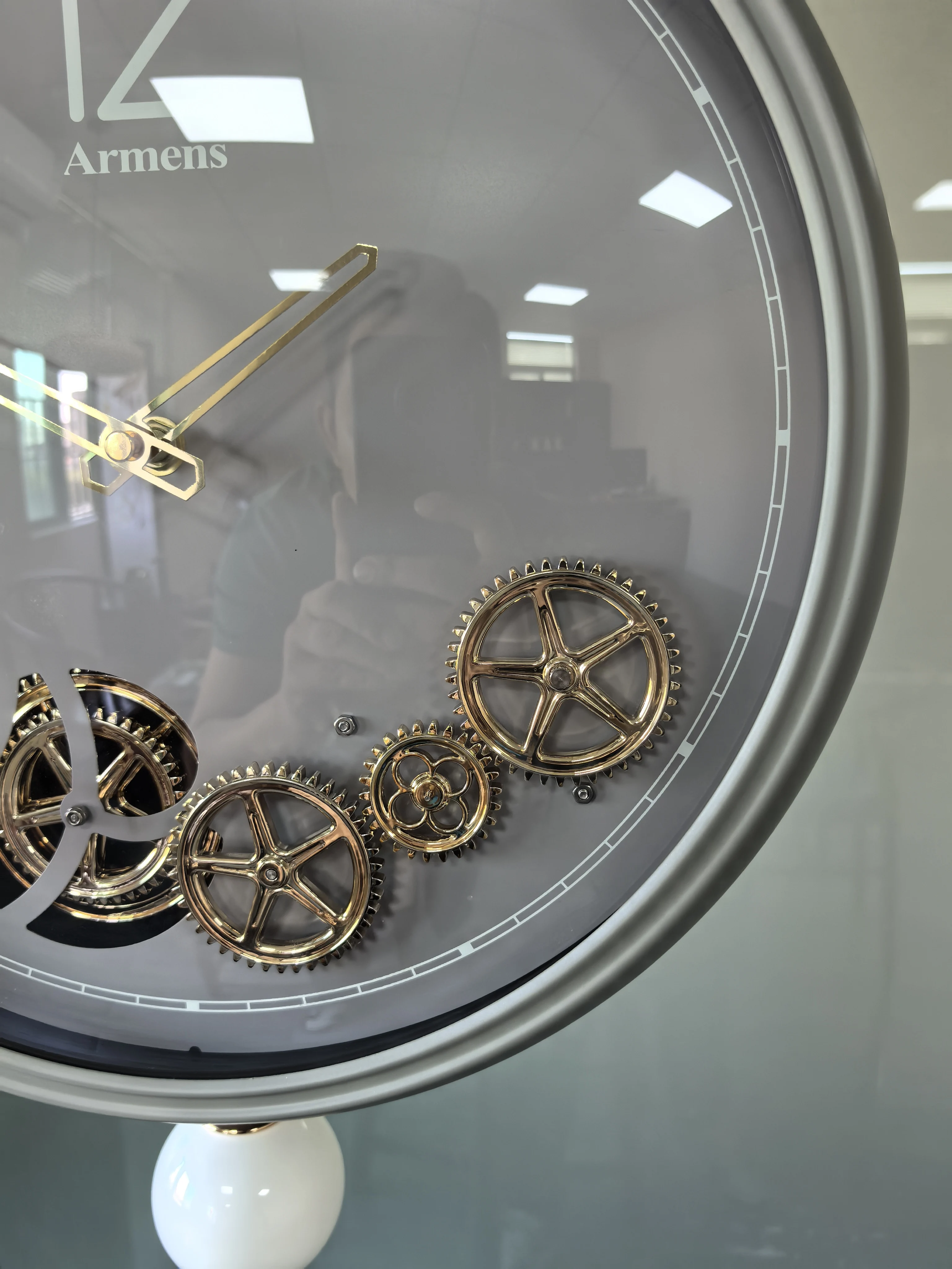 Light Luxury Vintage Style Metal Rotating Gear Floor Clock Antique Design for Living Room Dining Room Decoration