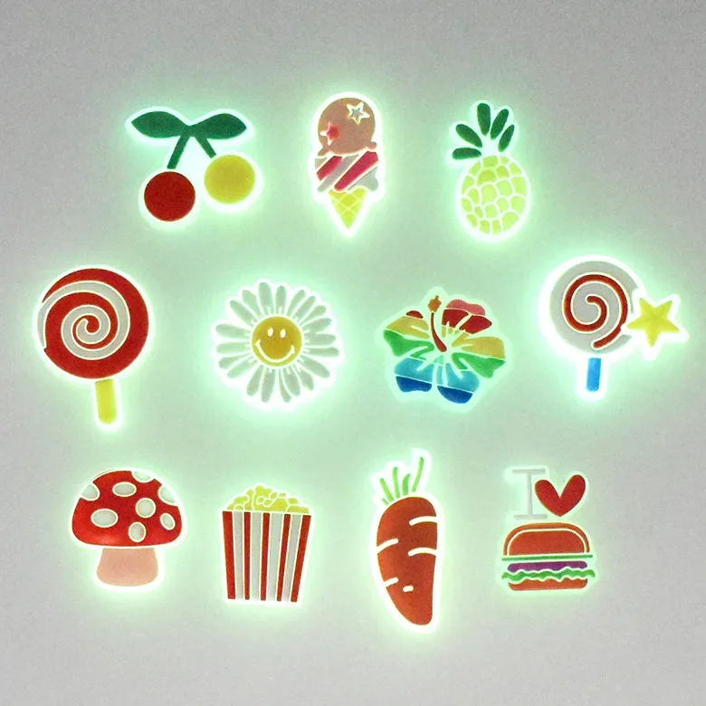 2 Stück im Dunkeln leuchtende PVC-Frucht-Erdbeer-Karotten-Schuhschnallen, Charms, Zubehör, Dekorationen für Clog-Armbänder, DIY, Unisex-Geschenk – Detail 1