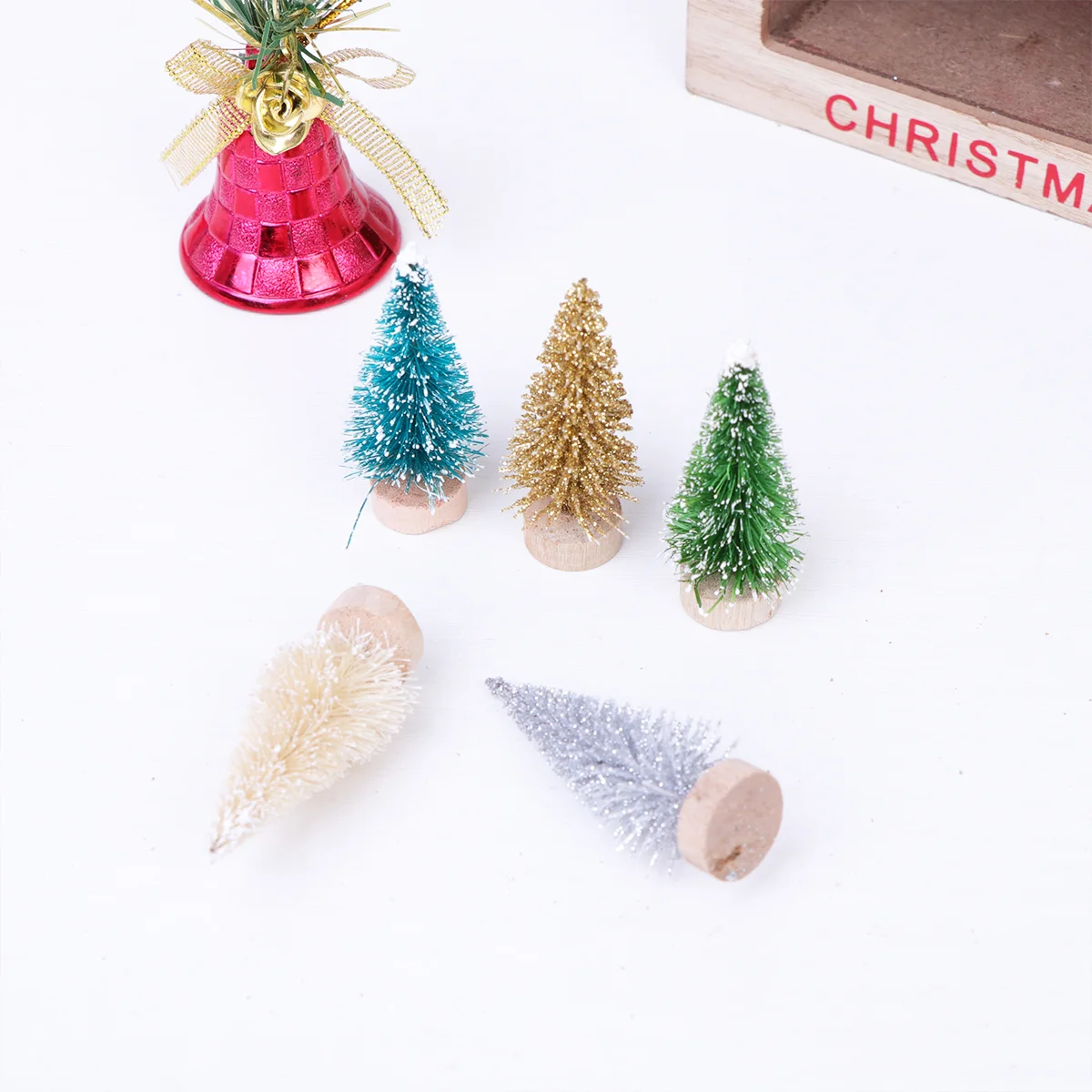 

Mini Christmas Trees Artificial Colorful Wood Base Trees Fake Snow Frost Trees for Holidays Banquet Christmas Party