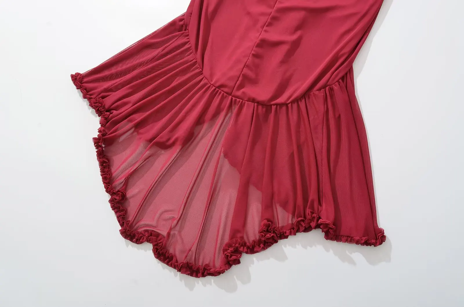 2025 Sexy Holzohren V-Ausschnitt Mesh Sling Kleid Frauen geraffte schlanke Taille Paket Hüften Rüschen unregelmäßige Schwalbenschwanz Kleider Party Robe – Detail 9