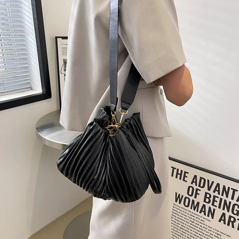 Summer Ladies Beige Handbags Retro Casual Fashion Pleated Bucket Handbag For Women Soft Pu Chain Shoulder Crossbody Bag bolsos