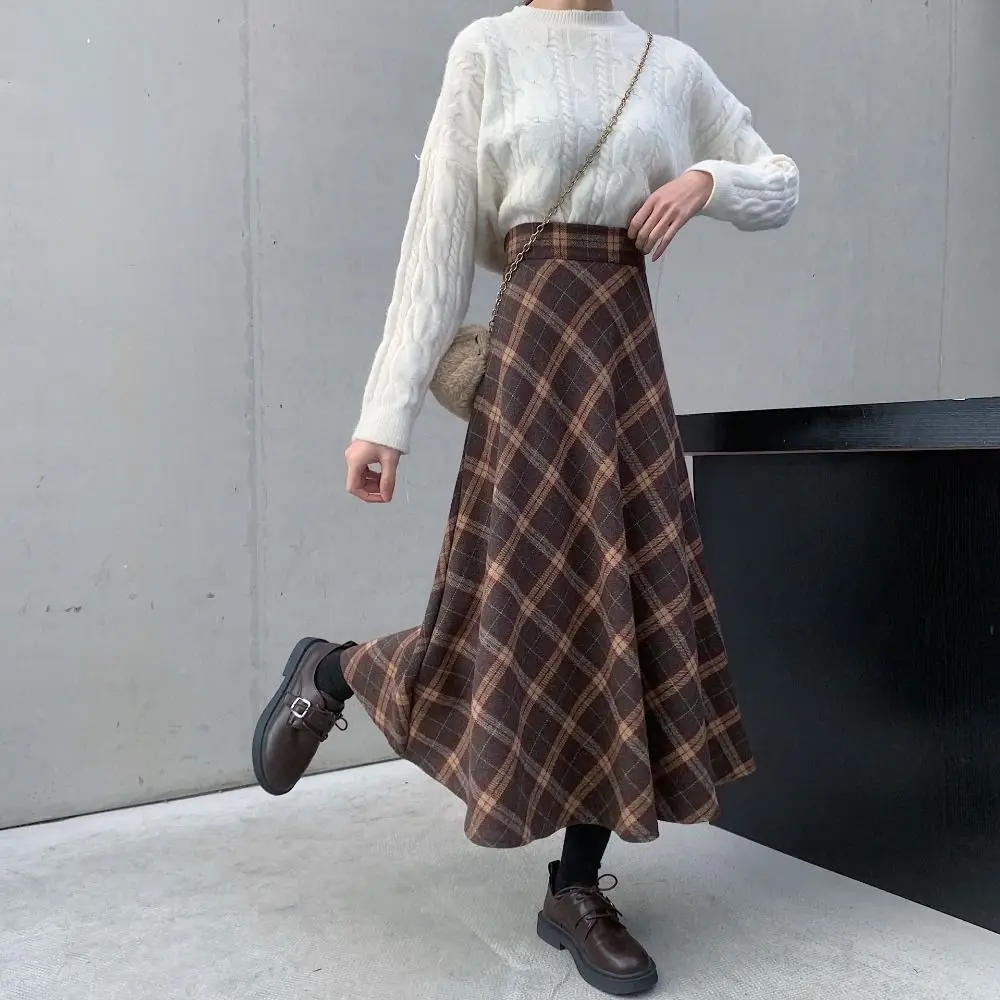 Retro woolen skirt styling