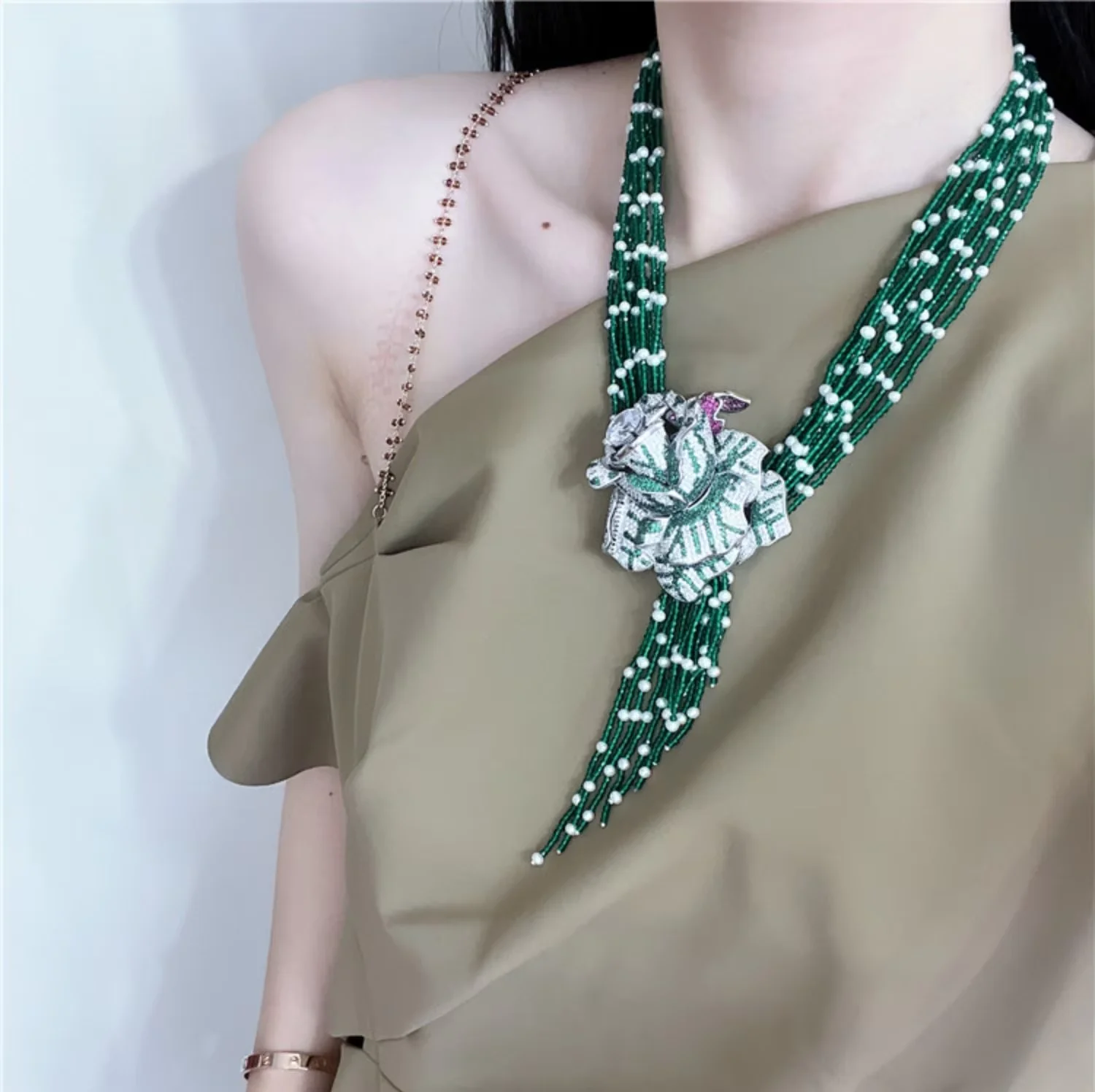 天然養殖ホワイトパールネックレス,緑色の翡翠の花,czコネクター,10列