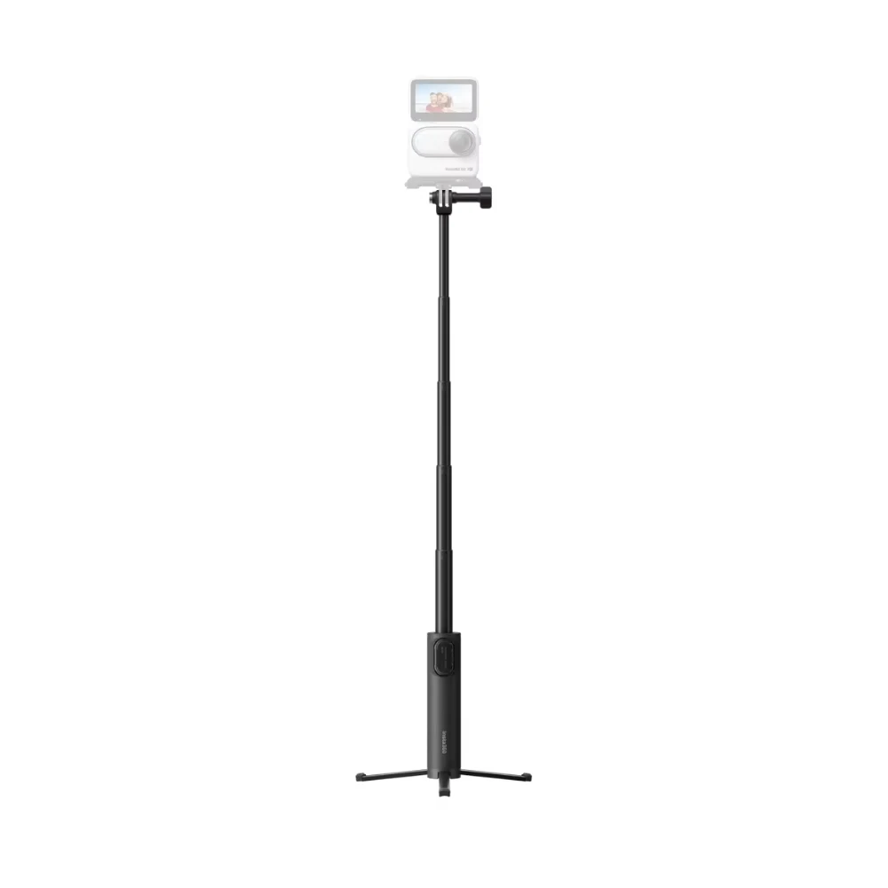 Utilisation de la perche selfie pliable 2 en 1 avec télécommande pour Insta360 X4 X5 pour capturer un selfie en extérieur.