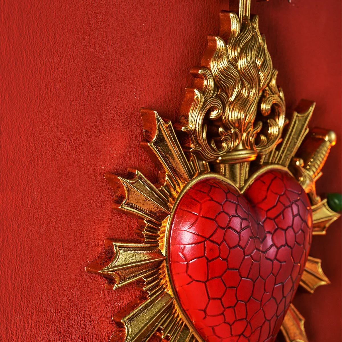 1PC, simple heart-shaped flame piercing arrow decorative pendant, resin material wall decoration