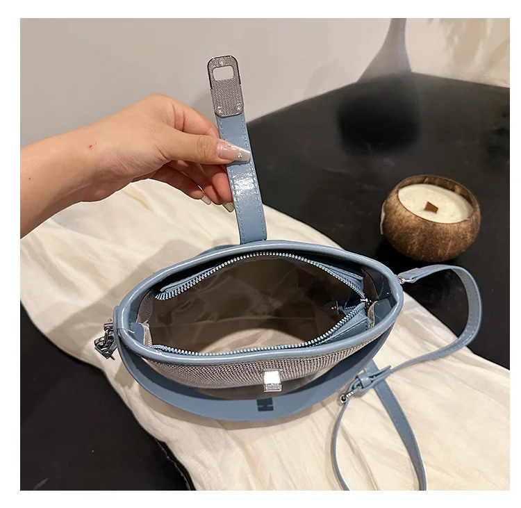 Erba di nicchia super popolare per le donne 2024 nuova borsa a secchiello per l'acqua a tracolla intrecciata versatile con blocco di colore estivo, mobile_voghion.com