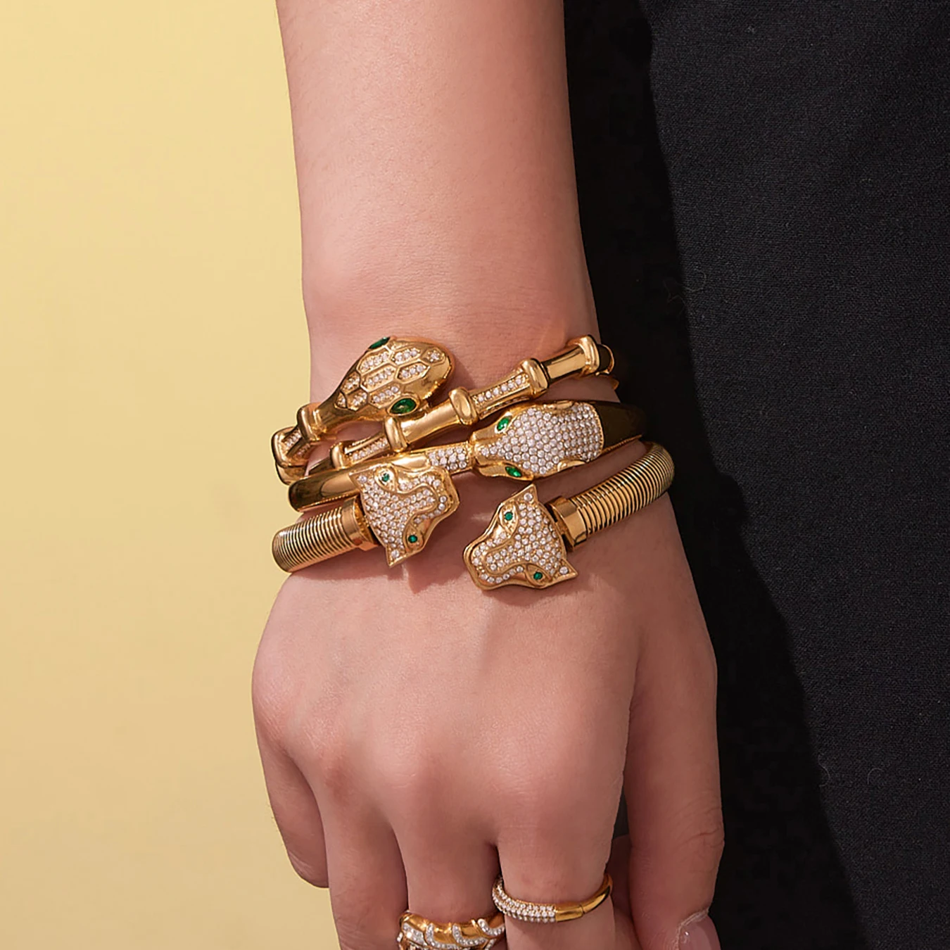 Grünes Zirkon-Schlangen-Chunky-Armband, luxuriöser Armreif für Damen, Edelstahl, 18 Karat vergoldet, Manschettenarmband, exquisiter Damenschmuck – Detail 7