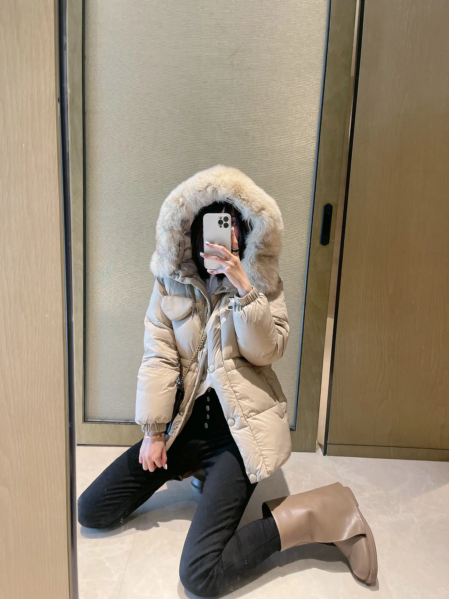 

2023 Women's Clothing High quality oversized fur collar down jacket 01.17