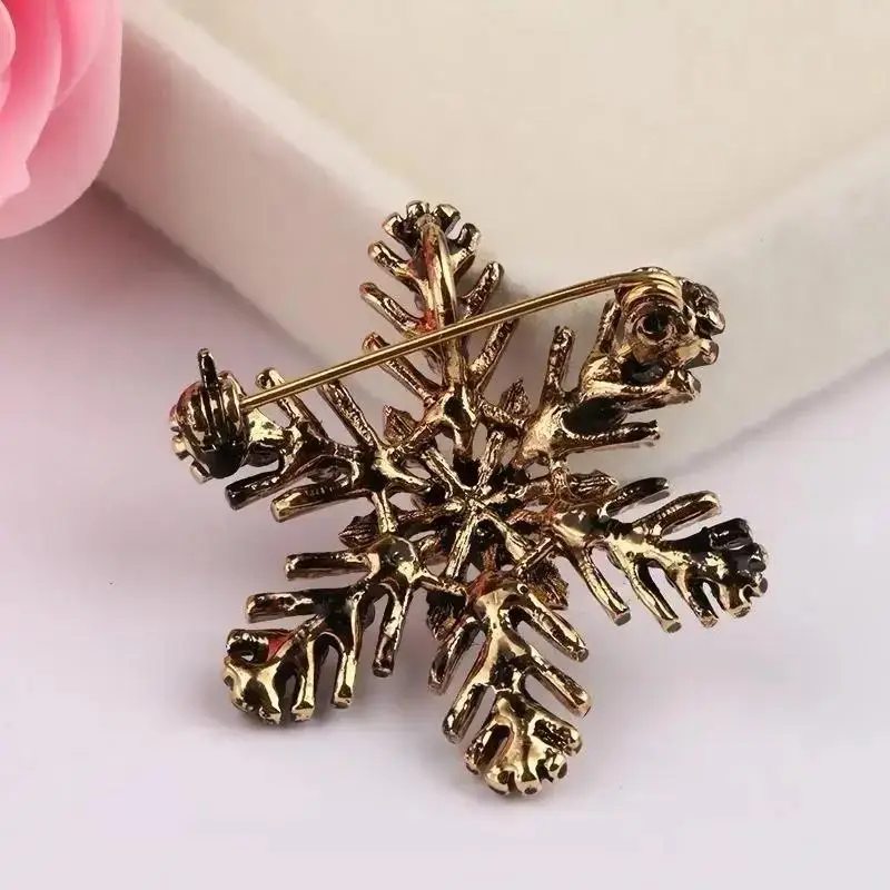 Creative Christmas Alloy Snowflake Brooch Fashionable Cute Diamond Studded Snowflake Holiday Brooch Women's Jewelry Accessories