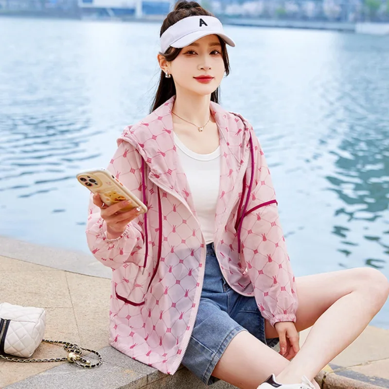 Рисунок 2 - Куртка женская с капюшоном и длинным рукавом