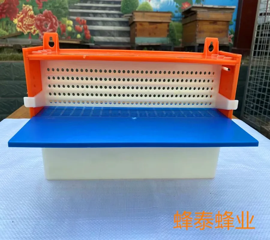 Beekeeping tools beekeeping accessories Plastic fourth generation pollinator feeding box pollen collector