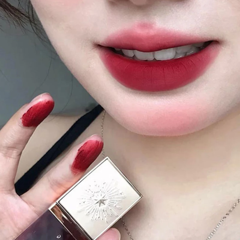 

Girl Curt Lip Glaze Red Lip Cream