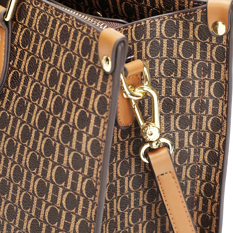 حقيبة كتف نسائية من تصميم CH، تتميز بتصميم بسيط عل...