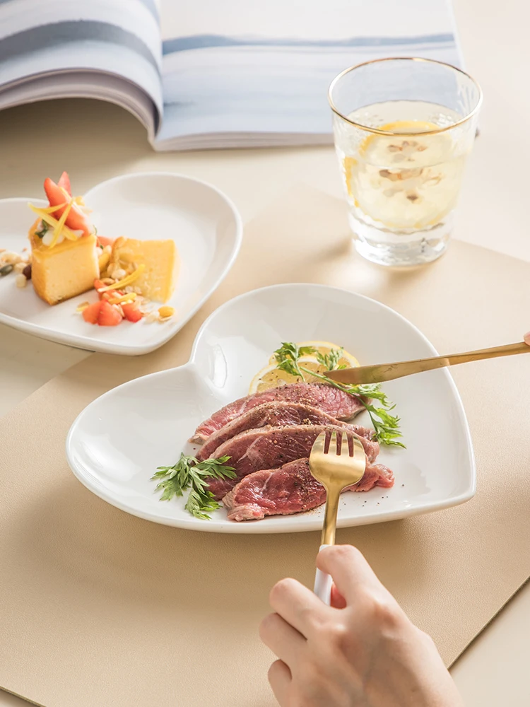 Creative White Heart-shaped Ceramic Plate Home Breakfast Dessert Bread Plate Cooking Bowl Dish Irregular Dishes Kitchen Utensils