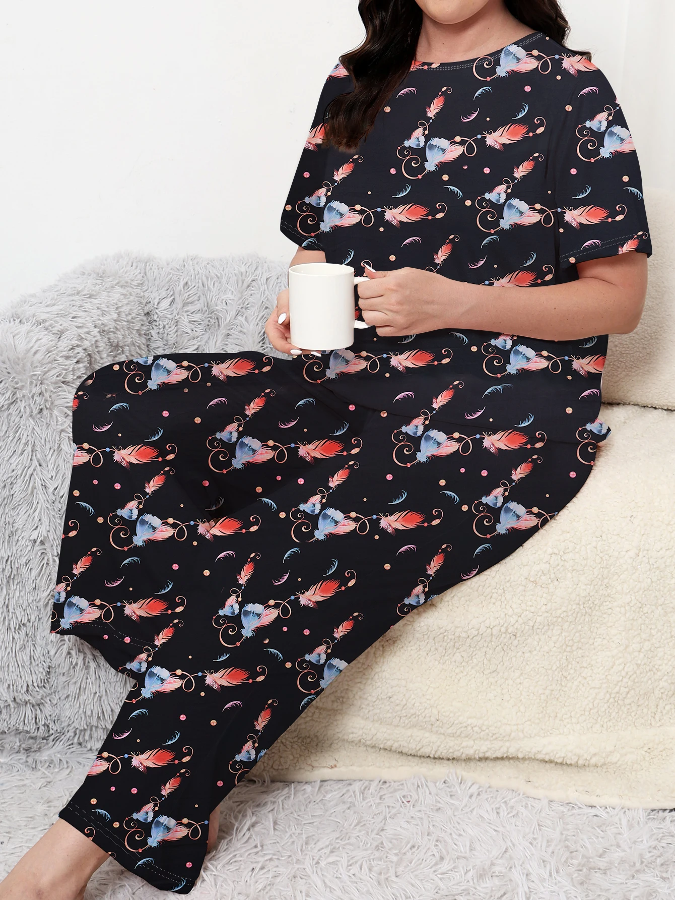 Plus size pajama set, short sleeved and long pants, comfortable and slightly loose. Home wear can be worn externally in sizes