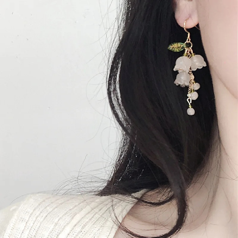 2023 новые милые темпераментные маленькие свежие белые серьги в виде цветка ландыша элегантные и нежные асимметричные серьги 2023 новые милые темпераментные маленькие свежие белые серьги в виде цветка ландыша элегантные и нежные асимметричные серьги
