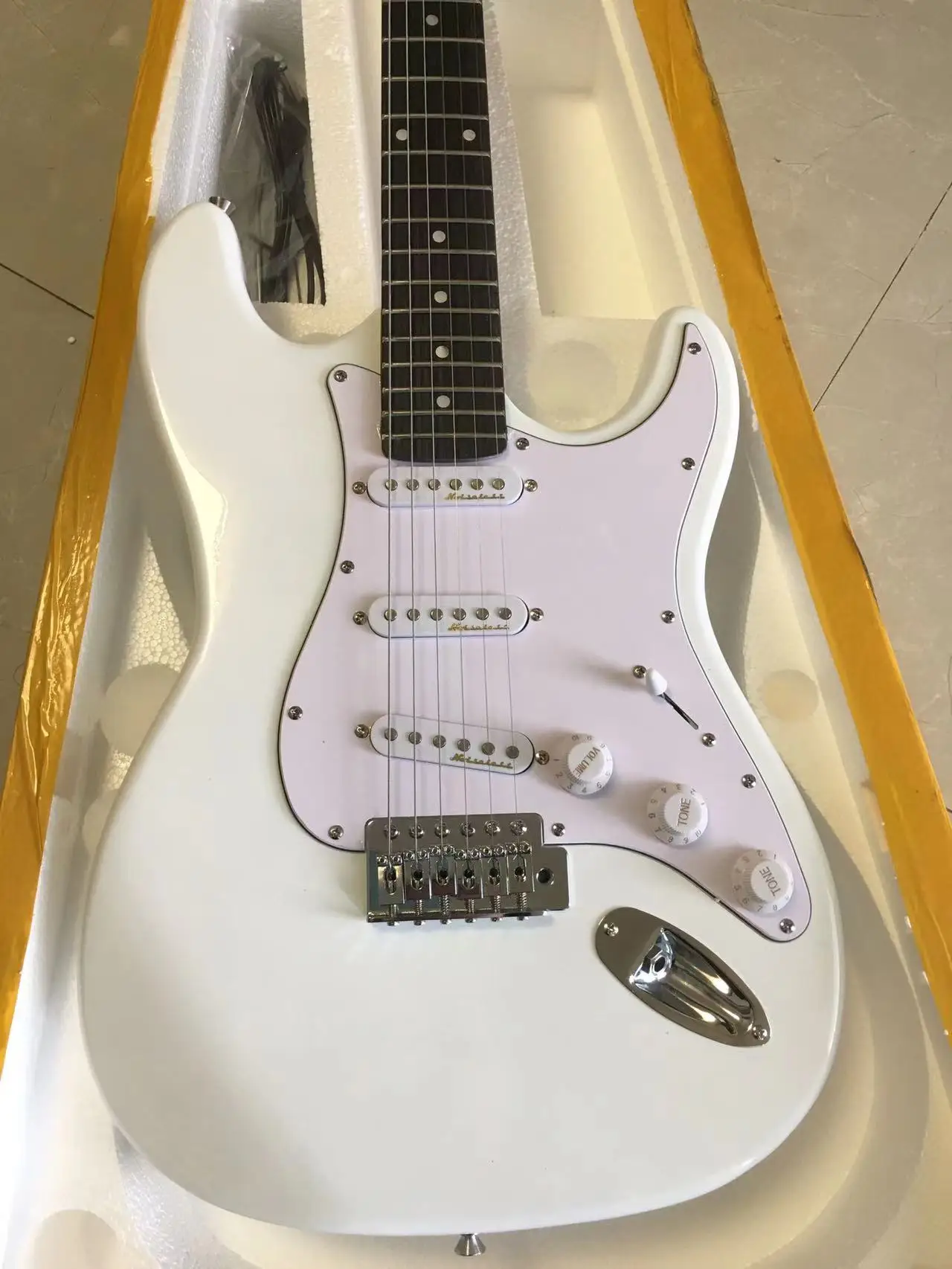 

Send in 5 days stratocaste-r custom body 6 string Electric Guitar in stock FNMVHGFG