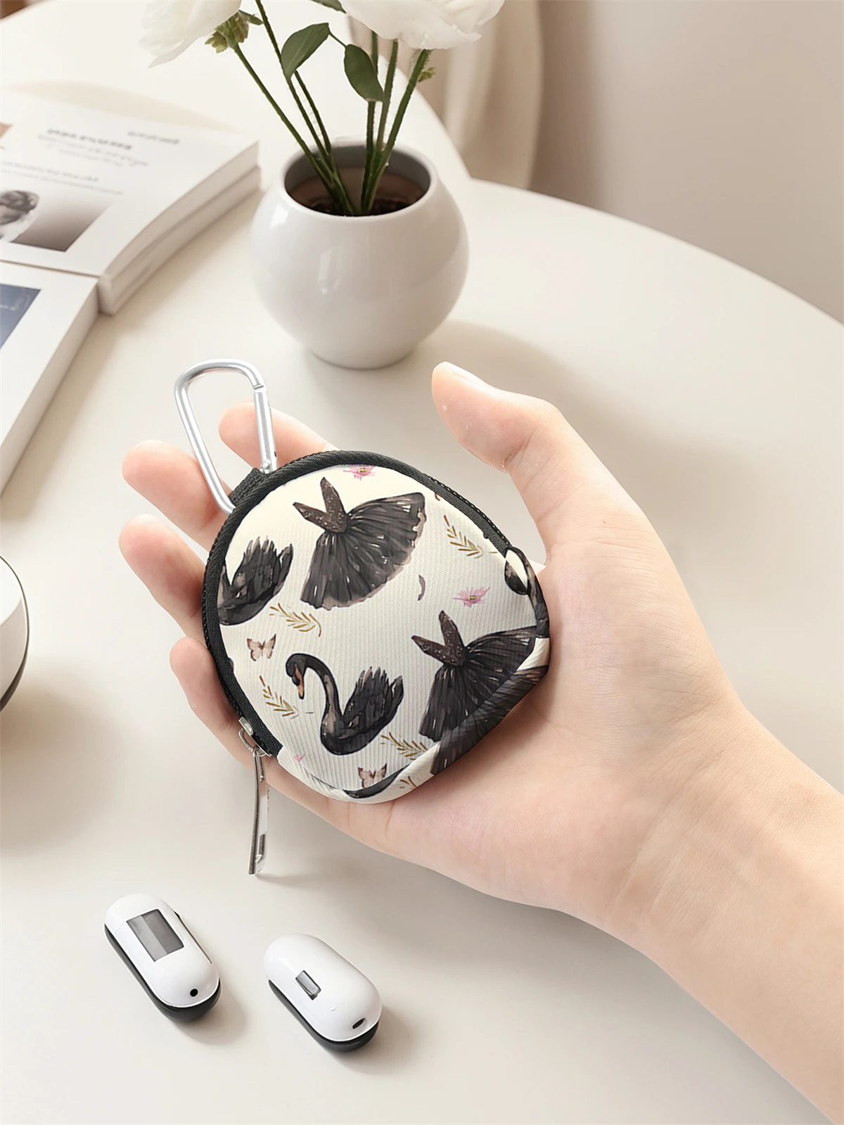 Black Swan Pattern Printed Mini Wallet, Zipper Change Bag with Hook Clip, Earphone Key Bag, Suitable for Men and Women