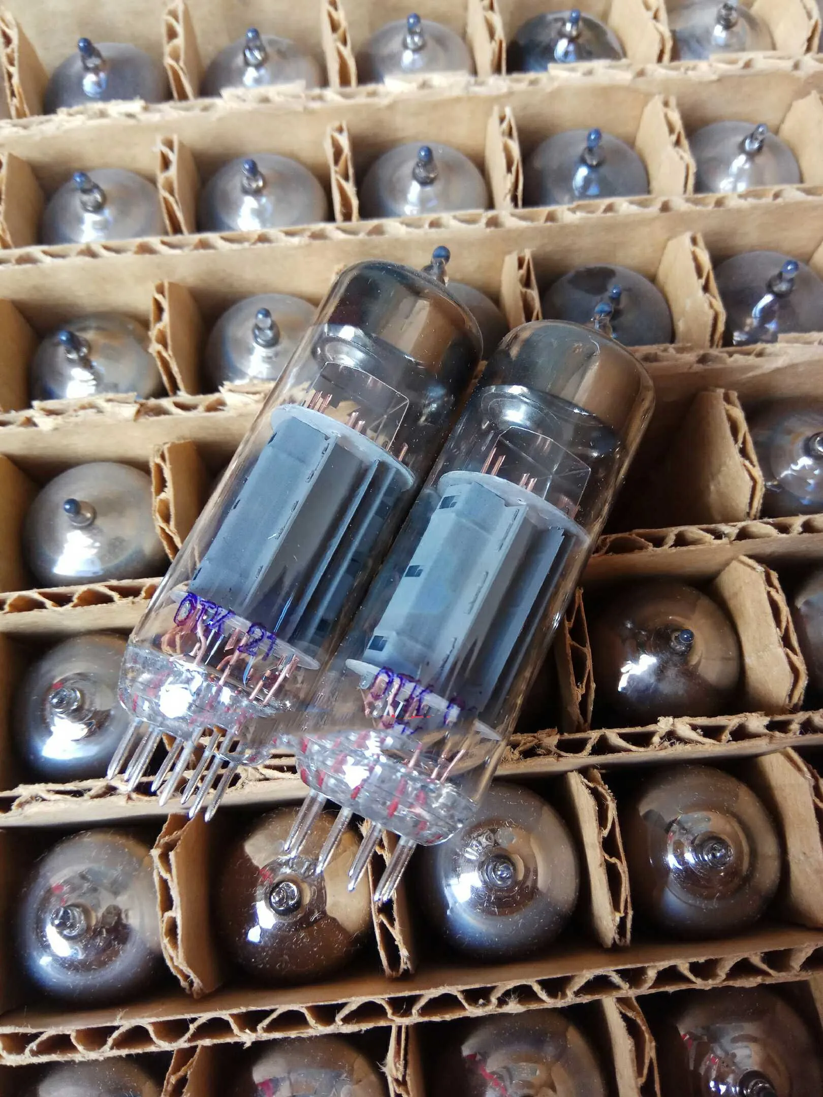The new Soviet 6 in 3N 6F3 tube on behalf of Shanghai 6f3 6GV8 ECL805 provides pairing soft sound quality 2