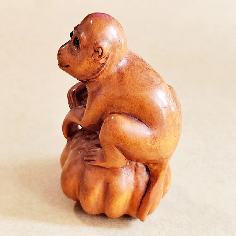손으로 새긴 회양목 Netsuke: 호박 위의 원숭이, Q4781 - 2 인치