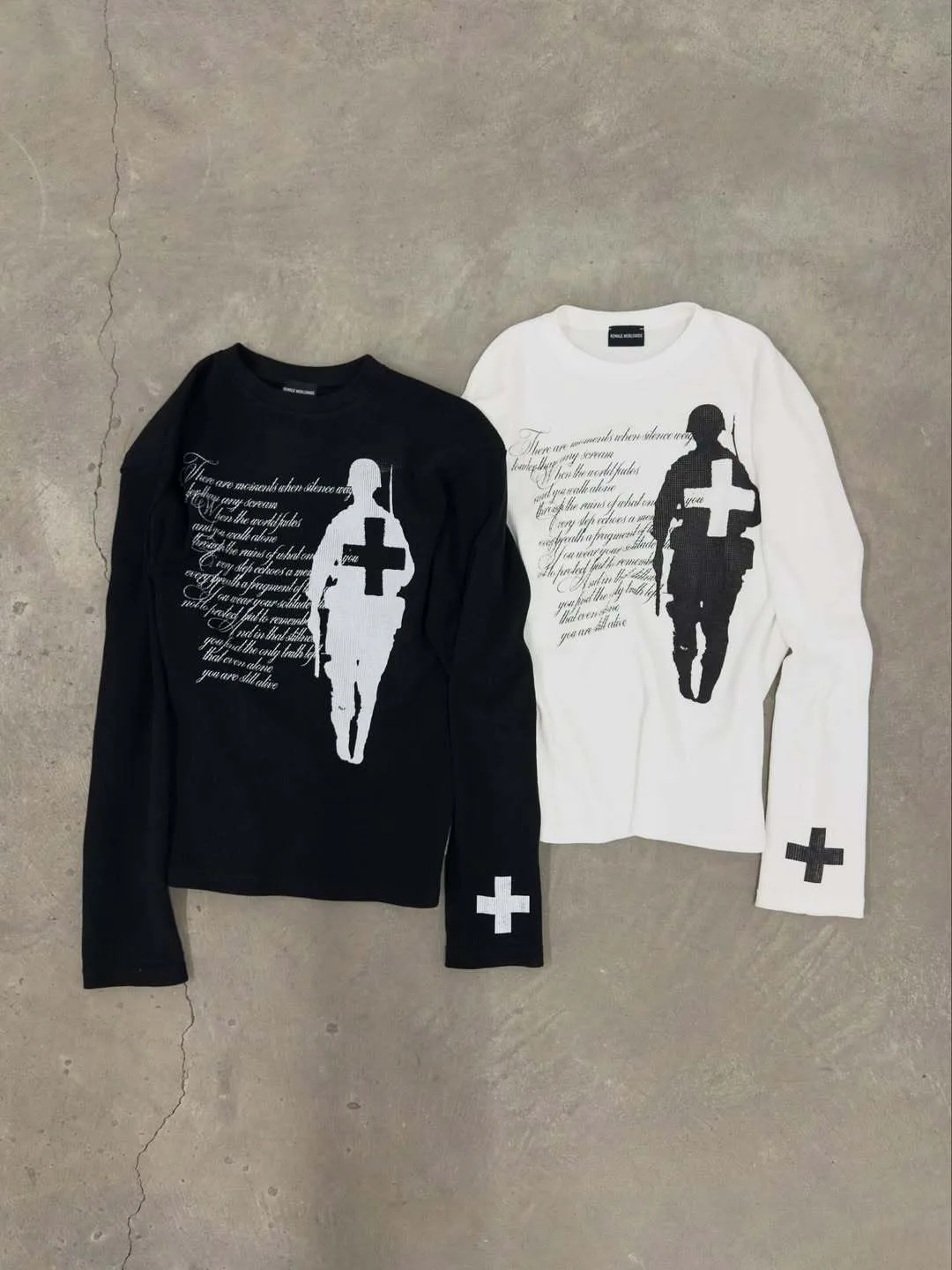 2026 Neuerscheinung Damen Y2K Schwarzes Soldaten- & Kreuz-Print Langarm-T-Shirt Waffelstrick Oversized Top – Detail 7