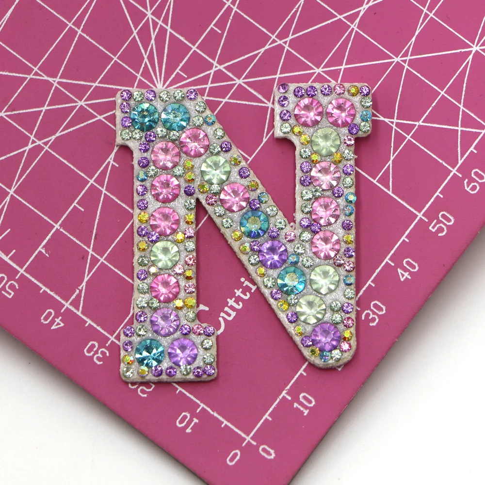 Neue 1 Stück A-Z Aufbügelbare Bunte Strass-Buchstaben-Patches für Kleidung Stickerei-Applikationen Kleidungsetiketten DIY-Zubehör – Detail 14