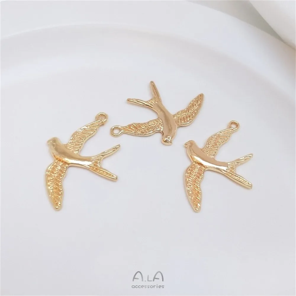 Рисунок 5 - Позолоченный и спокойный кулон в виде летящей голубь