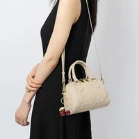 Porte-clés cerise élégant pour dames, fermoir mousqueton en alliage robuste et Durable, pendentif de sac polyvalent et élégant 2