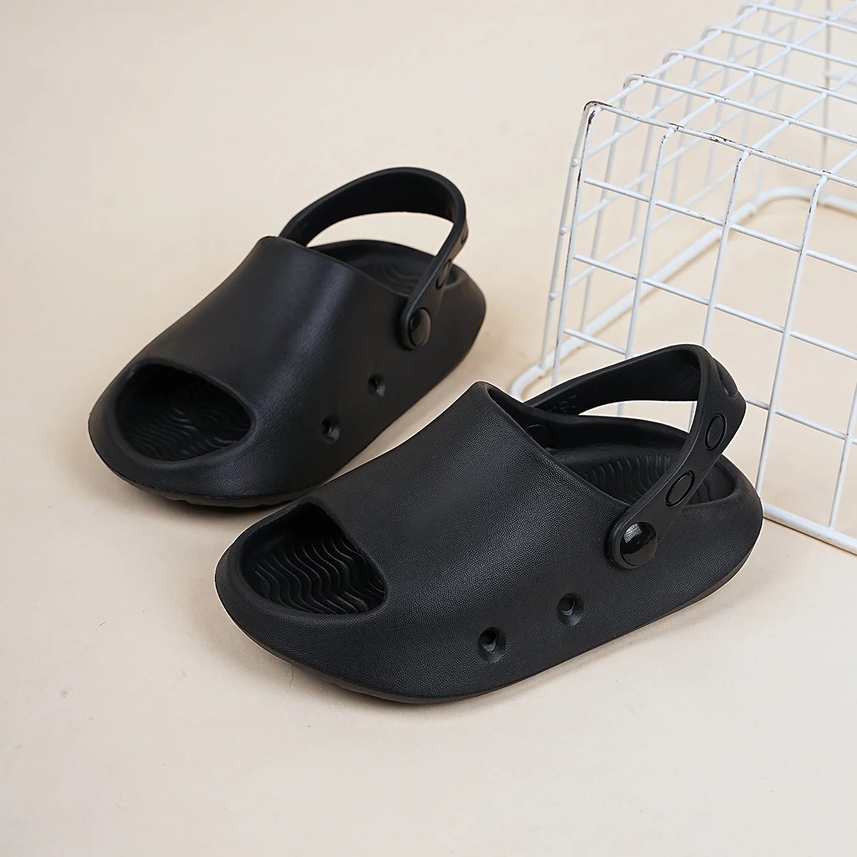 Summer Fashion Comfortable Casual Home Outdoor Beach Hole Shoes for Boys and Girls Kids Sandals