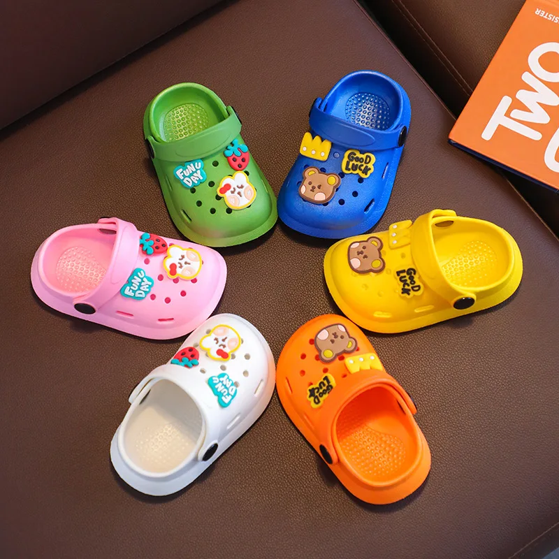 

Kids Slippers New Cartoon Bear Kids Boys Girls Mules Clogs Summer Baby Solid Garden Beach Slippers Sandals Cave Hole Baby Shoes