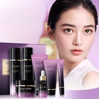 Ensemble d'essences hydratantes luxueux et élégant en neuf pièces, comprenant lait nettoyant, eau d'essence, lotion d'essence, sérum d'essence, crème hydratante, crème pour les yeux, masque de nuit, contenant de la niacinamide, de l'extrait de Centella Asiatica et d'autres ingrédients, routine de soin du visage quotidienne, formule sans alcool, texture délicate, doux et non irritant, facile à absorber, hydrate la peau en profondeur, emballage exquis, recommandé pour offrir en cadeau. 1
