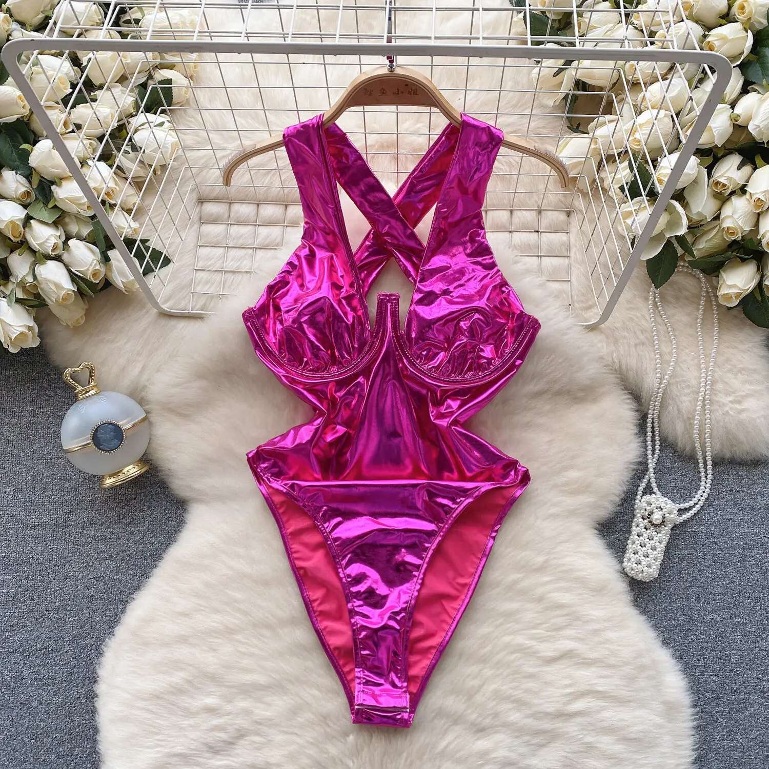 

Женское боди с глубоким V-образным вырезом, без рукавов