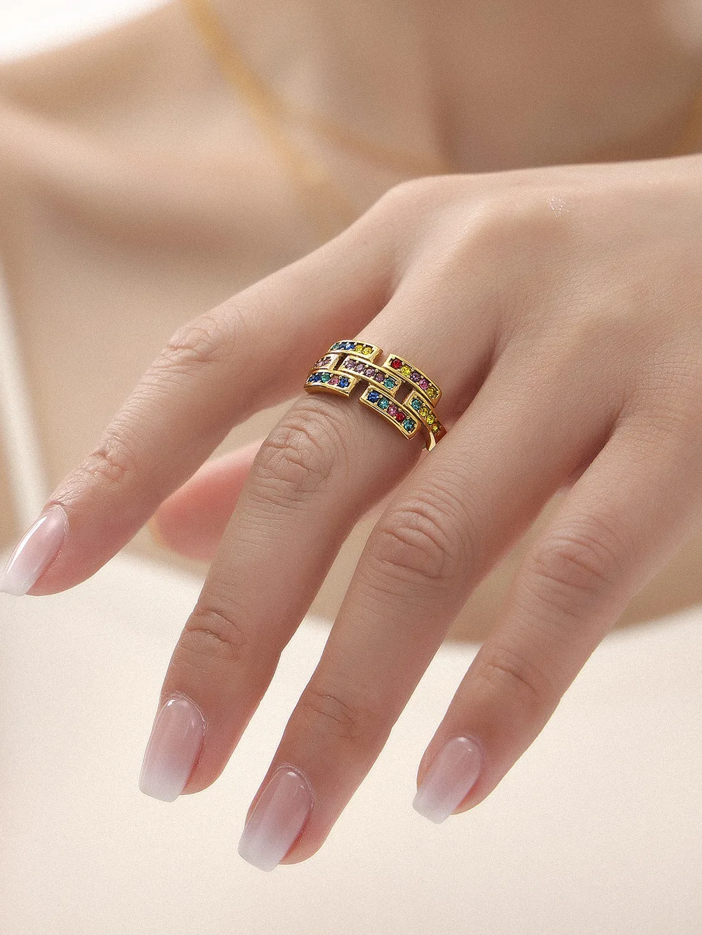 Neuer Edelstahlring für Damen, luxuriöser, farbenfroher Zirkon-Hohlring, Paar-Versprechensring, vergoldeter Hochzeitsschmuck, Geschenk – Detail 2