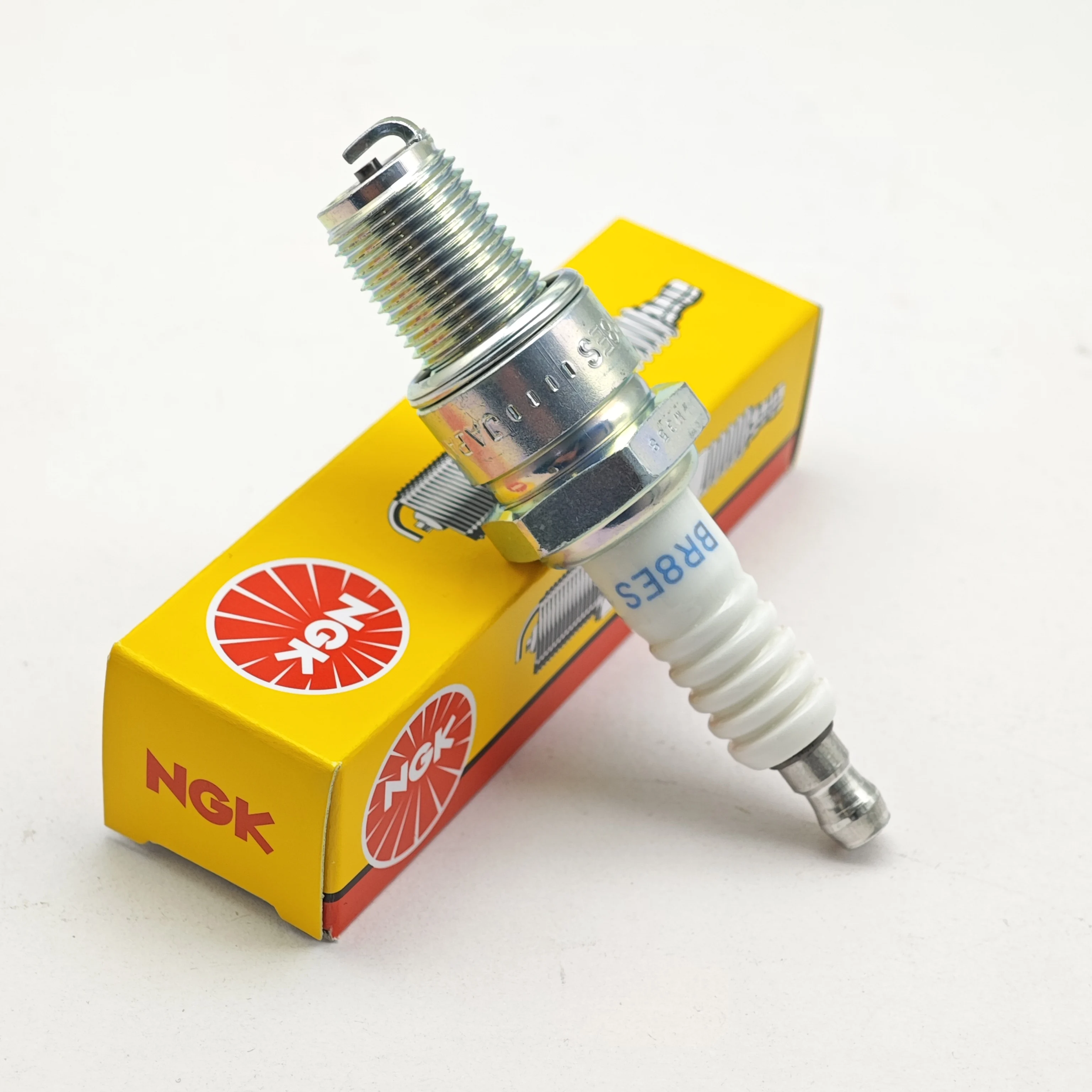 

1pcs Original Spark Plug BR8ES 5422 For Motorcycle Power Umbrella Outboard Motorcycle Boat Two Stroke