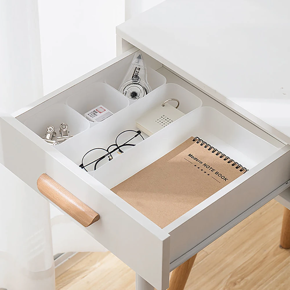 Plastikowe organizery do szuflad w różnych rozmiarach wyświetlone razem