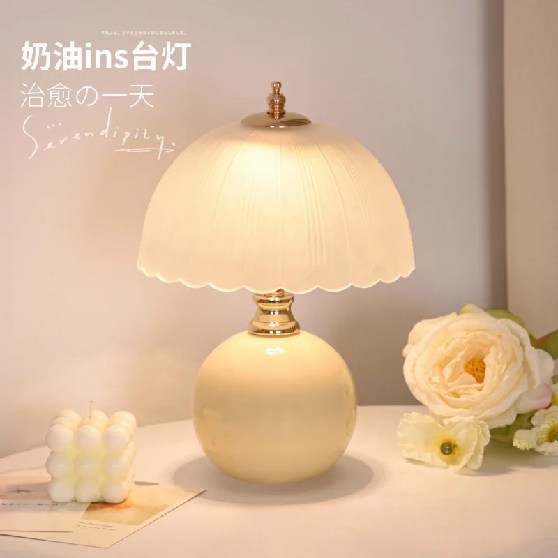Cream style retro high-grade light luxury table lamp bedroomnew bedside table mushroom atmosphere small night lamp