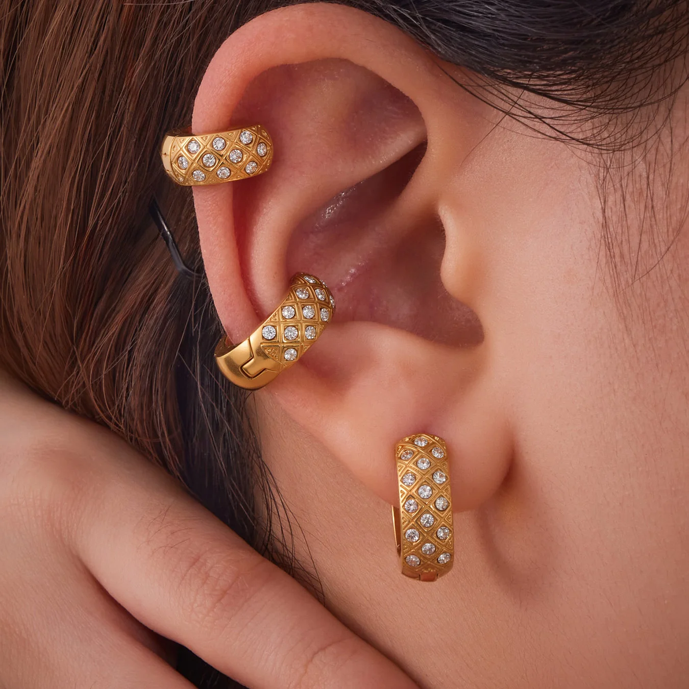 Nivora Edelstahl Zirkon Damen Creolen Metall Textur PVD vergoldet hypoallergen Hochzeit Bankett Ohrringe Schmuck – Detail 1