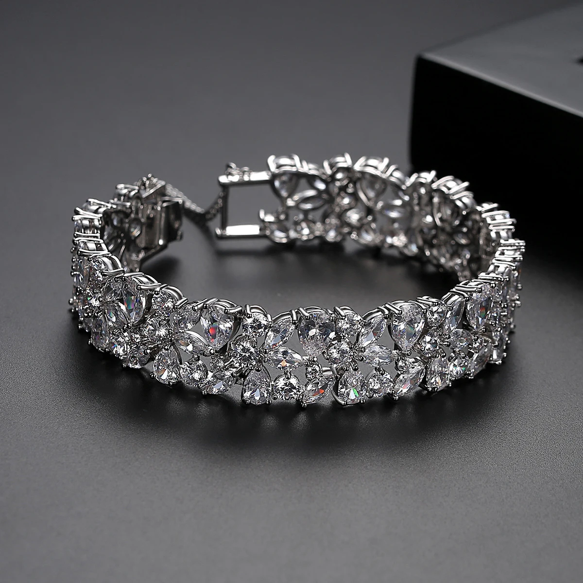 Zircon Bracelets Cubic Zirconia Bracelet Flower Cluster Round CZ Bracelets Women Wedding Engagement Party Jewelry Bracciali Donna Bijoux Gifts
