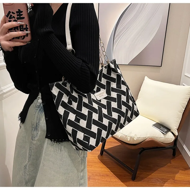 

Commuter Large Capacity Shoulder Bag 2024 New Women's Fashion Versatile Shoulder Bag for College Students Class Tote Bag