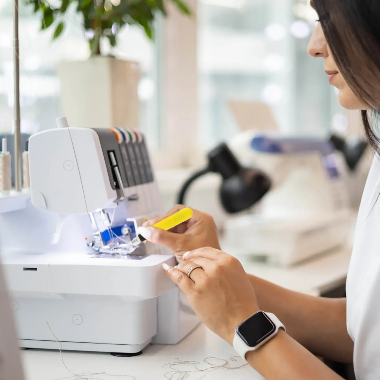 빛나는 LED 바느질 실끼우개 도구, 야간 사용을 위한 인체공학적 그립, 실 제거기, 자수, 퀼팅, 뜨개질, 공예, DIY, 야광 기능