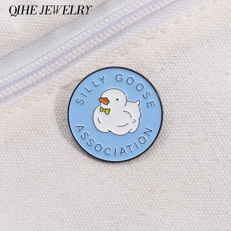 Dumme Gans Assoziation Emaille Pins Cartoon niedlichen Tier Broschen Rucksack Revers Abzeichen Schmuck Zubehör Geschenk für Kinder Freunde – Detail 6