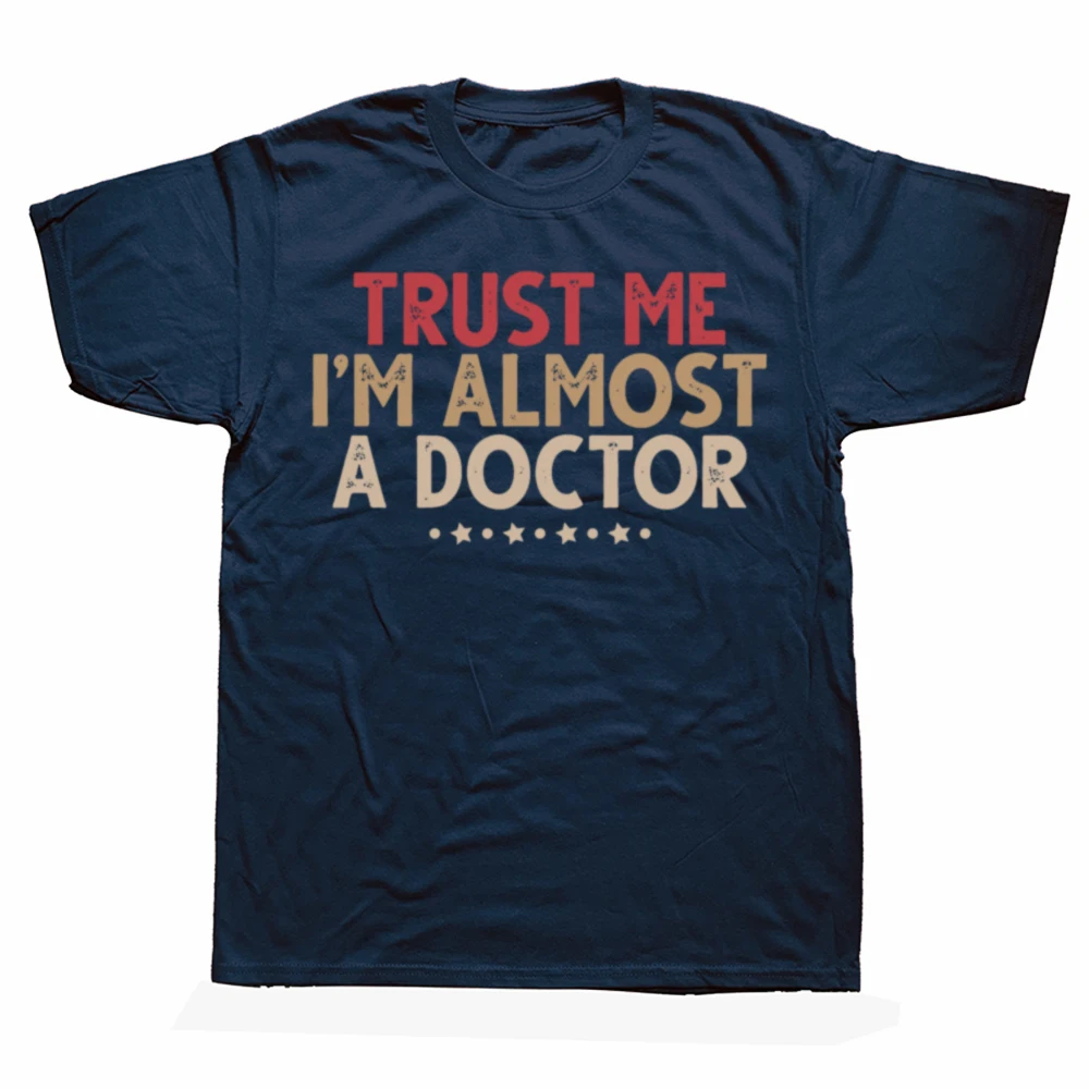 Vertrauen Sie mir, ich bin fast ein Arzt. Lustige medizinische Grafik-T-Shirts für Männer, modisches Freizeit-T-Shirt aus 100 % Baumwolle, lockeres, übergroßes T-Shirt