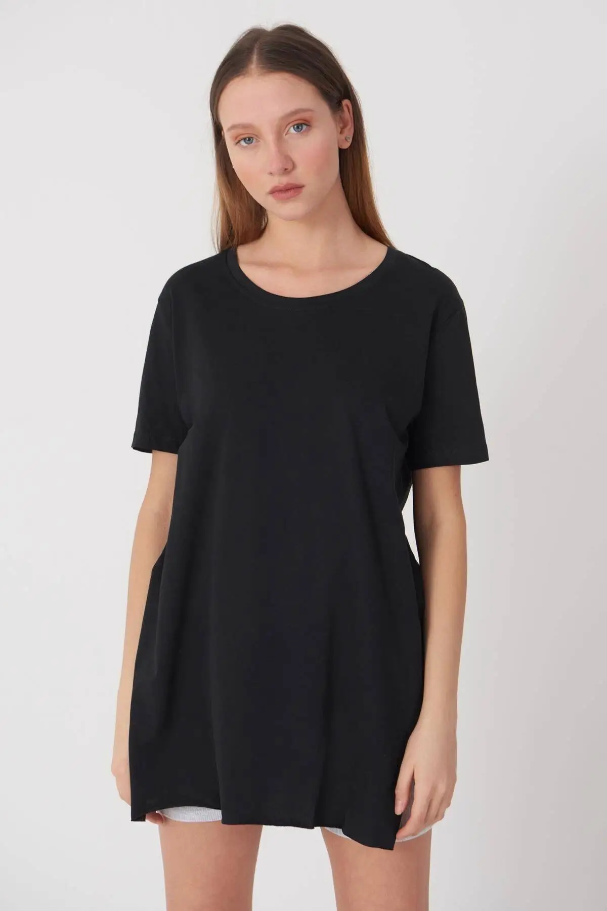 

Женская Черная футболка с круглым вырезом и разрезом, повседневные модные товары, одежда для уличного спорта, весенне-летние платья, новогодние комбинированные платья