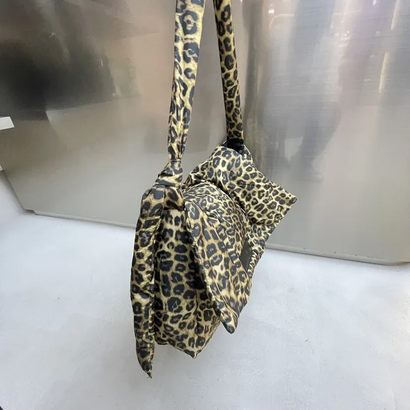 Women Leopard Print Fashion Shoulder Zipper Closure Stylish Crossbody Padded Top Handle Bag Outdoor Travel Bag