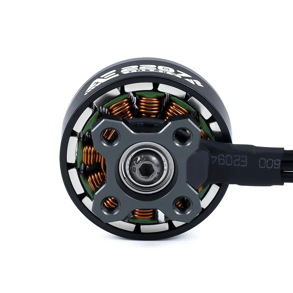 Détail du rotor du moteur Brushless AxisFlying AE2207 V2 1960KV, montrant les aimants et le bobinage.